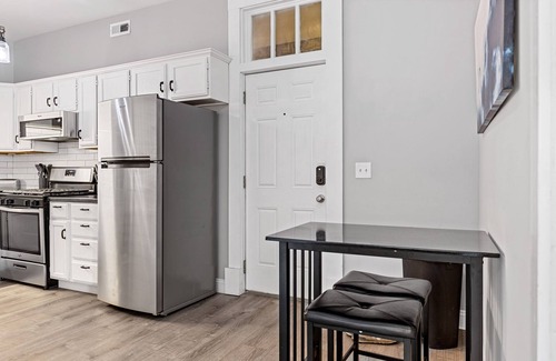St. Charles Apartamento | Main Street Balcony Apartment by StayLage!