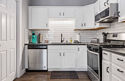 St. Charles Apartamento | Main Street Balcony Apartment by StayLage!