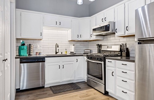 St. Charles Apartamento | Main Street Balcony Apartment by StayLage!