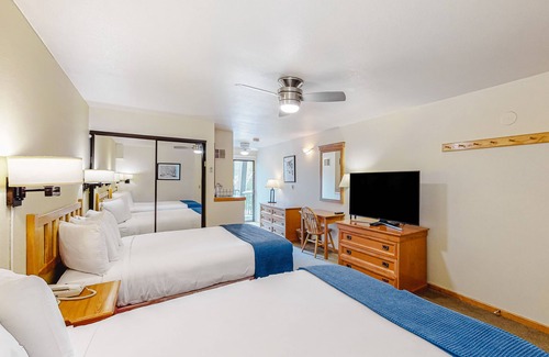 West End Cabina | Main Street gem - pool & hot tub - walk to lifts, dog-friendly, balcony