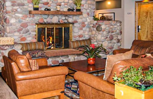 West End Cabina | Main Street gem - pool & hot tub - walk to lifts, dog-friendly, balcony