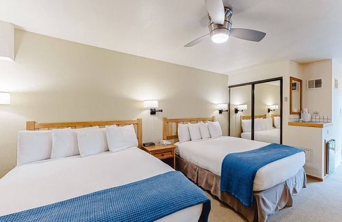 West End Cabina | Main Street gem - pool & hot tub - walk to lifts, dog-friendly, balcony