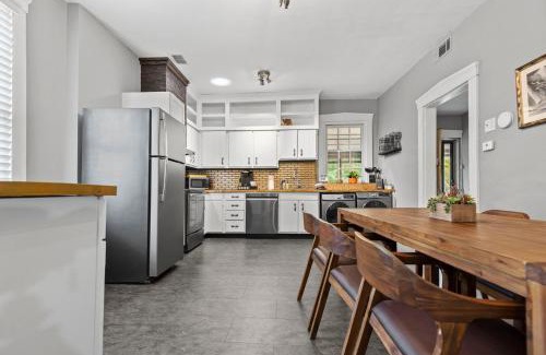 St. Charles Apartamento | Main Street Living! 2 Bedroom Unit right On Main!