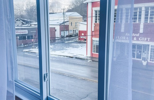 Ansted Casa | Main Street Stay - NRG - cozy apartment minutes from outdoor adventures