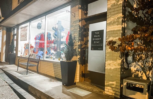 Ansted Casa | Main Street Stay - NRG - cozy apartment minutes from outdoor adventures