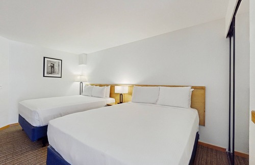 West End Cabina | Main Street studio - pool & hot tub - walk to lifts, dog-friendly, third floor