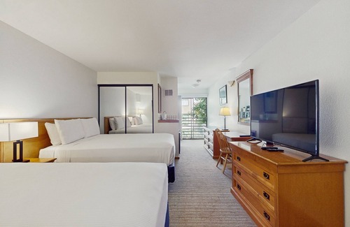 West End Cabina | Main Street studio - pool & hot tub - walk to lifts, dog-friendly, third floor