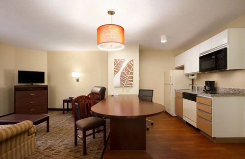 Southwest Raleigh Hotel | MainStay Suites Raleigh - Cary