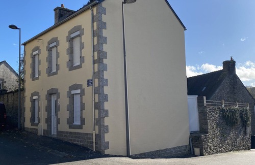 Rostrenen Casa | Maison 3 Chambres Avec Jardin , Proximité de Tous Commerces , Sans Nuisances