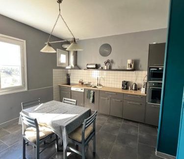 Saint-Etienne-Cantales Casa | Maison au bord du lac