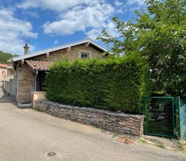 Solutre-Pouilly Casa | Maison au pied de la Roche