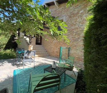 Solutre-Pouilly Casa | Maison au pied de la Roche