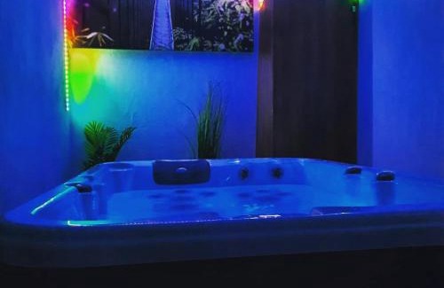 Saint-Mitre-les-Remparts Hotel | Maison avec jacuzzi