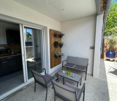 Rochefort Casa | Maison chaleureuse avec terrasse privative proche de la gare et du centre-ville