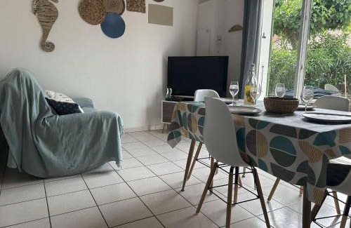 Saint-Pierre-la-Mer Casa | Maison climatisée avec 2 pièces et mezzanine, 5 couchages, parking, St Pierre la Mer - FR-1-229D-159