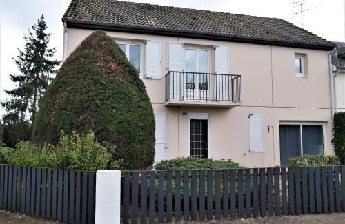 Sully-sur-Loire Casa | Maison cosy à Sully-sur-Loire, 5 chambres, terrasse, parking, draps et chauffage inclus - FR-1-590-220