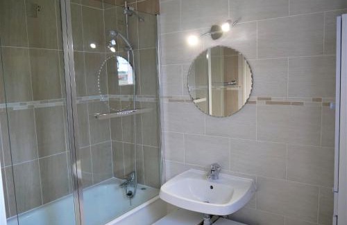 Sully-sur-Loire Casa | Maison cosy à Sully-sur-Loire, 5 chambres, terrasse, parking, draps et chauffage inclus - FR-1-590-220