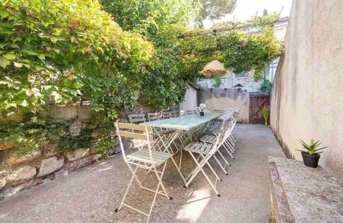 Montfrin Casa | Maison Cosy Lodge, 15 p, clim, wifi, cour, garage