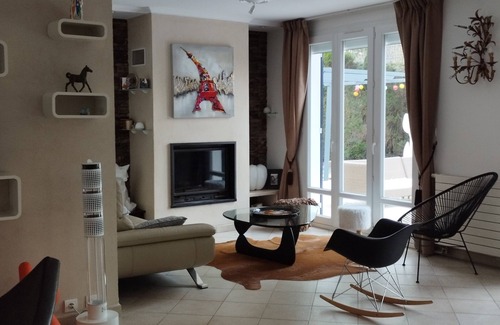 Plaisir Casa | Maison Dans Domaine Privé Avec Piscine et Tennis Proche de Versailles et Paris