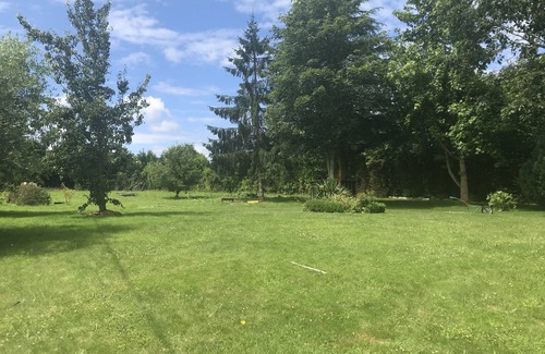Languenan Casa | Maison de Campagne au Calme Entourée D'un Jardin Arboré