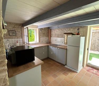 Sainte-Marie-de-Re Casa | Maison de charme cœur village - cour et terrasse extérieure à 200m de la mer