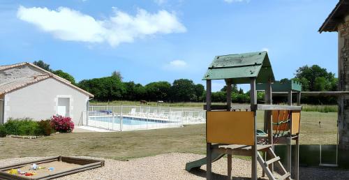 Saint-Vincent-la-Chatre Casa | Maison de charme avec piscine et jardin à Saint-Vincent-la-Châtre