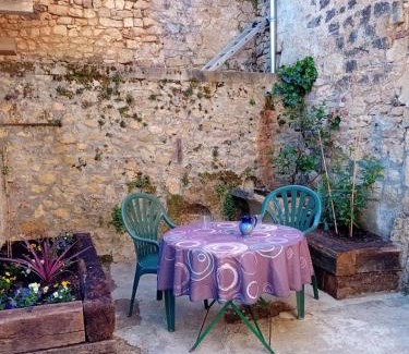 Domme Casa | Maison de la Ruelle au cœur de la Bastide de Domme avec cour terrasse