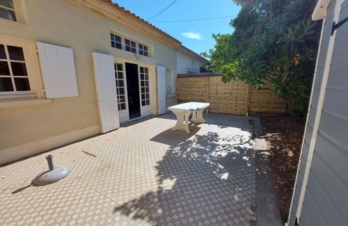 Le Grau-dʼAgde Casa | Maison de village spacieuse à 70m de la plage, 200m des commerces, grande terrasse, 10 couchages - FR-1-423-273