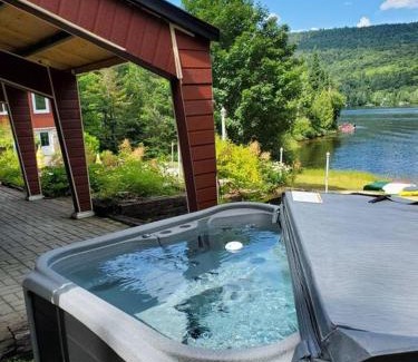 Saint Donat Casa | Maison du lac avec plage, embarcations, billard et spa privé