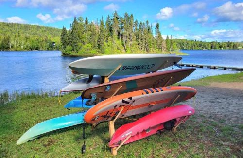 Saint Donat Casa | Maison du lac avec plage, embarcations, billard et spa privé