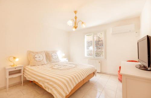 Le Revest-les-Eaux Casa | Maison en Provence-Entièrement Climatisée-Piscine Privée-Cuisine Extérieure-Pétanque-15 Minutes de la Plage