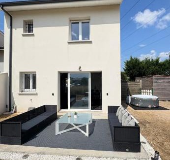 Ambares-et-Lagrave Casa | Maison entiere jacuzzi reception ouverte 7 7j et 24 24h