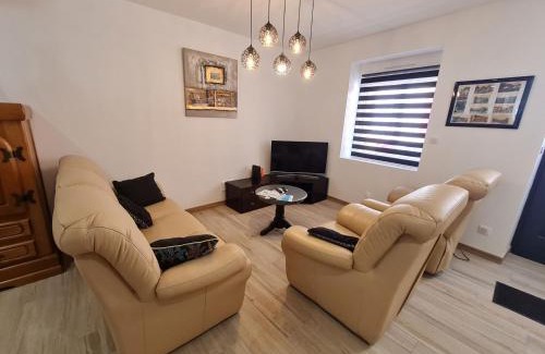 Raon-l'Etape Casa | Maison familiale à Raon-l'Étape - 3 chambres, balcon sur rivière, proche commodités et activités - FR-1-589-594