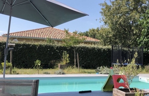 Salles Casa | Maison Familiale au Calme Grande Piscine, Bord de Forêt