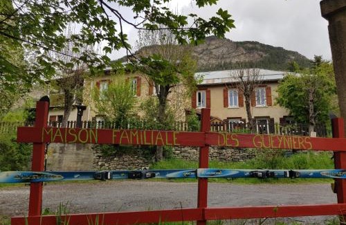 Jausiers Cama Y Desayuno | Maison familiale des Gueyniers
