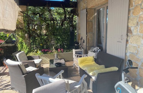 Saint-Germain Casa | Maison fleuri / river vacations / a room in a big house