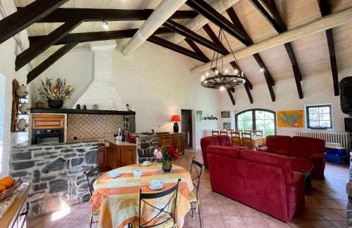 Queyrieres Casa | Maison isolée, au cœur des volcans, terrain clos, jeux, confort, cheminée, proche forêts et villages. - FR-1-582-285