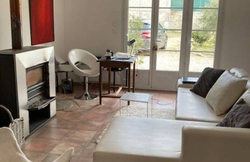 Methamis Casa | Maison Mitoyenne Avec Cour et Grand Garage, Idéale Pour les Randonnées