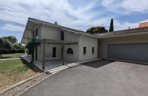 Soyaux Casa | Maison moderne à Soyaux avec piscine privée et parking - FR-1-653-279