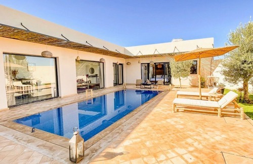 Amizmiz Casa | Maison Privée Avec un Piscine et Grand Jardin au Pied des Montagnes de L'atlas