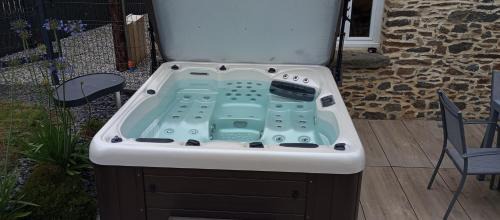 Saint-Ebremond-de-Bonfosse Casa | Maison rénovée dans le bocage Normand avec jacuzzi