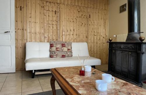 Arfeuilles Casa | Maison rustique avec poêle à bois, proche montagnes & activités de plein air, animaux acceptés - FR-1-489-52