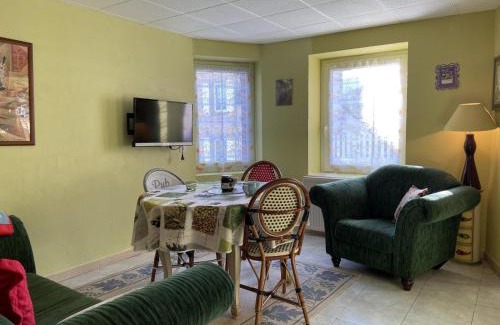 Arfeuilles Casa | Maison rustique avec poêle à bois, proche montagnes & activités de plein air, animaux acceptés - FR-1-489-52
