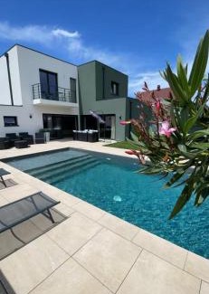 Niederentzen Villa | Maison spacieuse au calme proche Colmar avec piscine