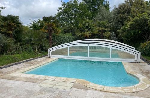 La Chapelle-Saint-Aubin Cama Y Desayuno | Maison verdoyante avec piscine, 5 min du Mans - FR-1-410-443