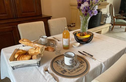 La Chapelle-Saint-Aubin Cama Y Desayuno | Maison verdoyante avec piscine, 5 min du Mans - FR-1-410-443