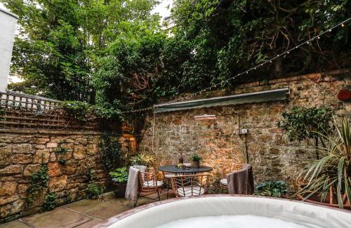 Upper Town Apartamento | Maisonette with Hot tub at 13 Rivers Street