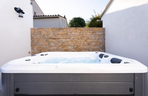 Velaux Casa | Maisonnette avec Jacuzzi Jacuzzi en service du 15 avril au 15 octobre