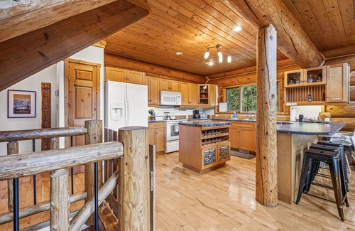 Golden Apartamento | Majestic Alpenglow Lodge+Hot Tub & Mountain Views!
