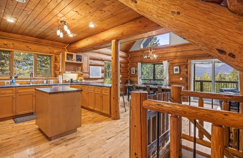 Golden Apartamento | Majestic Alpenglow Lodge+Hot Tub & Mountain Views!